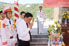 Trân Câm Tu, membre du Bureau politique et permanent du Secrétariat du Parti communiste du Vietnam, assiste, dans la matinée du 25 mai à la province de Ha Tinh (Centre), une cérémonie d’hommage, de commémoration et d’inhumation de neuf dépouilles de soldats volontaires et d’experts vietnamiens tombés au Laos durant la guerre. Photo: VNA