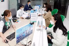 Transaction dans une banque. Photo: VNA