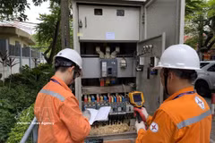 Des ouvriers d’EVNHANOI inspectent le réseau électrique. Photo: VNA