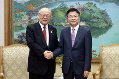 Le vice-Premier ministre Lê Thanh Long (droite) et Takebe Tsutomu, conseiller spécial de l'Alliance parlementaire d'amitié Japon-Vietnam. Photo: VNA