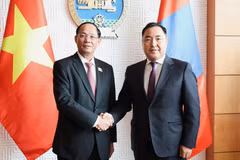 Le vice-président de l’Assemblée nationale (AN) du Vietnam, Trân Quang Phuong, et le vice-président du Parlement mongol. Photo: VNA
