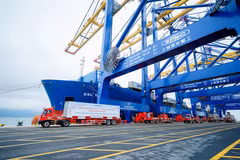 En 2025, la valeur des exportations a progressé de 17 % sur un an, propulsant le pays parmi les 15 plus grandes nations exportatrices au monde. Photo: hanoimoi.vn