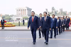 Les dirigeants du Parti et de l’État, les représentants du Front de la Patrie du Vietnam et les députés déposent des gerbes de fleurs et rendent hommage au Président Hô Chi Minh dans son mausolée. Photo: VNA