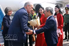 Le président du Comité populaire de hanoi, Vu Dai Thang (droite), accueille le présdient suisse Guy Parmelin et son épouse à l'aéroport international de Nôi Bai, à Hanoi, en octobre 2026. Photo: VNA 