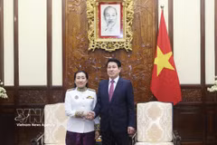 Le président de la République, Luong Cuong (droite) et l’ambassadrice du Cambodge, Touch Pharat. Photo: VNA