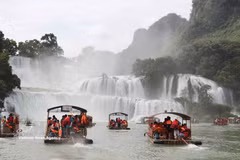 Des touristes aux chutes de Ban Giôc. Photo: VNA