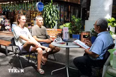 Des touristes étrangers à Hô Chi Minh-Ville. Photo: VNA