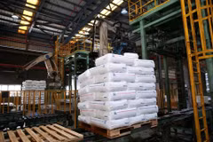 Diversifier les sources d’approvisionnement en matières premières : une solution clé pour une production durable. Photo: VNA