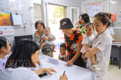 Des familles amènent leurs enfants pour recevoir de la vitamine A au poste de santé du quartier de Bach Mai, à Hanoi. Photo: VNA
