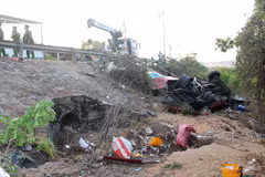 Le lieu de l'accident où un autocar a chuté dans un ravin dans la commune de Hoa Thang, province de Lam Dong, faisant de nombreuses victimes. Photo: VNA