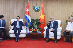Le ministre des Affaires étrangères Lê Hoai Trung (gauche) et le Premier ministre cubain Manuel Marrero Cruz. Photo: VNA