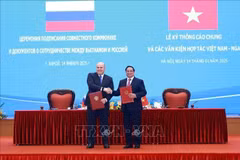 Les deux Premiers ministres vietnamien et russe signent un communiqué conjoint. Photo: VNA