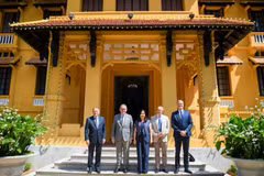 La vice-ministre des Affaires étrangères, Lê Thi Thu Hang, et la délégation du groupe interparlementaire d’amitié France–Vietnam du Sénat français. Photo: ministère des Affaires étrangères