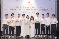 Des étudiants brillants bénéficiaires des bourses d'études. Photo: giaoducthoidai.vn