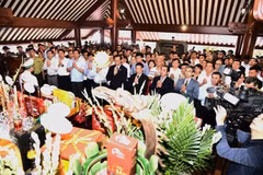 A l’occasion du 80e anniversaire de la Révolution d’août, de la Fête nationale et du 56e anniversaire du décès du Président Hô Chi Minh, une cérémonie solennelle d’offrande d’encens en son hommage a eu lieu ce vendredi 12 septembre au Temple du Président Hô Chi Minh, situé au sommet Vua dans le Parc national de Ba Vi (Hanoï). Photo: VNA