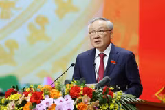 Nguyên Hoa Binh, membre du Bureau politique, secrétaire adjoint permanent du Comité du Parti du gouvernement et vice-Premier ministre permanent, présente un résumé du projet de rapport politique. Photo: VNA