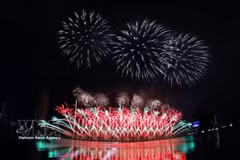 L’équipe vietnamienne Z121 Vina Pyrotech a confirmé son savoir-faire avec une prestation fortement inspirée de l’identité nationale. Photo: VNA