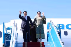 Le Premier ministre lao, Sonexay Siphandone, et son épouse arrivent le 7 juin à Hanoï pour une visite officielle au Vietnam et pour prendre part à la troisième édition du Forum de l’Avenir de l’ASEAN (AFF) 2026. Photo: VNA