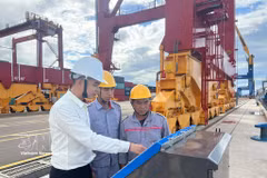 Installation et mise en service d’un système d’observation des navires à l’accostage au port de Chu Lai. Photo: VNA