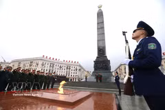Le général d’armée Nguyen Trong Nghia, membre du Bureau politique, secrétaire du Comité central du Parti communiste du Vietnam (PCV), chef du Département général de politique de l’Armée populaire du Vietnam, dépose une gerbe au Monument de la Victoire dans la capitale Minsk. Photo: VNA