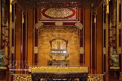 Le trône royal de la dynastie des Nguyên retrouve sa place au palais Thai Hoa. Photo: VNA