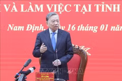 Le secrétaire général du Parti, Tô Lâm, s'exprime lors d'une séance de travail avec les autorités de la province de Nam Dinh. Photo: VNA