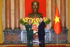 Le président de la République, Luong Cuong, et le général Trinh Van Quyêt, secrétaire du Comité central du Parti communiste du Vietnam (PCV) et président du Département général de la politique de l’Armée populaire du Vietnam. Photo: VNA