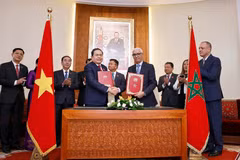 Le président de la Chambre des représentants du Maroc, Rachid Talbi Alami (droite), et le président de l'Assemblée nationale du Vietnam, Trân Thanh Mân. Photo: VNA