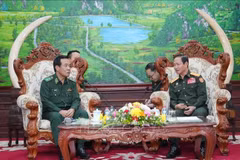 Le général de division Le Duc Thai, commandant des gardes-frontières du Vietnam (gauche), a été reçu le 10 octobre à Vientiane par le général de corps d’armée Khamlieng Outhakaysone, ministre lao de la Défense.