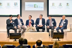 Des représentants d'entreprises discutent des opprtunités d'affaires. Photo: VNA