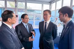 Le Premier ministre Pham Minh Chinh (2e de gauche à droite) rencontre le vice-président chinois Han Zheng. Photo: VGP