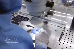 Inspection de la qualité des composants électroniques avant leur finalisation dans la Sarl MCNEX VINA implantée dans le parc industriel de Phuc Son, province de Ninh Binh. Photo: VNA