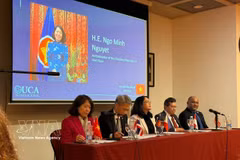 L’ambassadrice du Vietnam en Argentine, Ngo Minh Nguyet premier à gauche). Photo: VNA