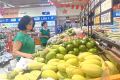 Des habitants font des achats dans un supermarché à Hô Chi Minh-Ville. Photo: VNA