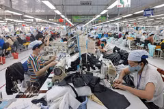 La Société générale par actions de confection Viet Tien, dans la province de Khanh Hoa, investit dans des équipements modernes afin d'accroître la production et d'améliorer la qualité de ses produits. Photo: VNA