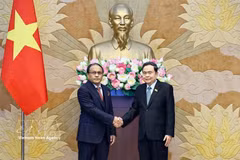 Le président de l’Assemblée nationale Trân Thanh Mân (droite) et le procureur général de Malaisie, Tan Sri Mohd Dusuki Mokhtar. Photo: VNA