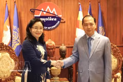 La vice-ministre Trinh Thi Thuy et le ministre cambodgien de l’Information, Neth Pheaktra. Photo: VNA