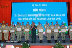 Afin de rendre hommage aux personnes ayant apporté d’importantes contributions à la participation du Vietnam aux opérations de maintien de la paix des Nations unies, le ministère de la Défense attribue l’insigne commémoratif « Pour la cause du maintien de la paix des Nations unies » à 60 personnes. Photo: VNA