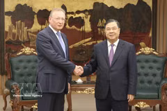 Le directeur général de la société russe Zarubezhneft, Sergey Kudryashov, et le vice-Premier ministre permanent, Pham Gia Tuc (droite). Photo: VNA