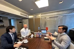 La Mission commerciale du Vietnam en Argentine (également accréditée auprès du Paraguay et de l’Uruguay) a tenu le 23 juillet une rencontre avec les représentants de CMA Paraguay (CMA), coentreprise argentino‑paraguayenne productrice des snacks de la marque Capitán Cuac, dont le siège et l’usine se situent au Paraguay.