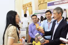 L'ambassadeur du Vietnam au Cambodge, Nguyên Minh Vu (droite), à la foire. Photo: VNA