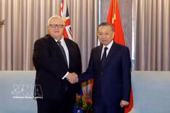 Le secrétaire général du Parti communiste du Vietnam et président de la République, Tô Lâm (droite) et le président du Parlement néo-zélandais, Gerry Brownlee, en août 2026 en Nouvelle-Zélande. Photo: VNA
