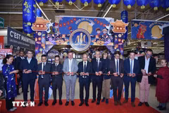 Cérémonie d'inauguration de la Semaine des produits vietnamiens célébrant la Fête de la Mi-Automne au supermarché Carrefour de Verdun, dans le Grand Est, en France. Photo: VNA