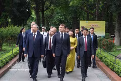 Le secrétaire général du Parti Tô Lâm et le président français visitent le site historique consacré au Président Hô Chi Minh au palais présidentiel, en mai 2025. Photo: VNA