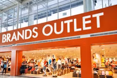 L’outlet est un modèle de vente au détail regroupant plusieurs marques, dans lequel les fabricants ou les distributeurs vendent directement leurs produits aux consommateurs à des prix adaptés. Photo d'illustration