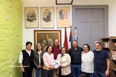 L’ambassadrice du Vietnam en Argentine, également accréditée en Uruguay, Ngô Minh Nguyêt, et des représentants du Parti communiste d’Uruguay. Photo: VNA
