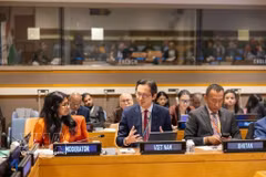 L’ambassadeur Dô Hung Viêt (milieu), chef de la Mission permanente du Vietnam auprès de l’ONU, s'exprime lors du séminaire. Photo: VNA