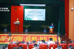 Ha Dinh Huong, directeur général adjoint permanent du VNMAC, s'exprime lors du séminaire. Photo: VNA
