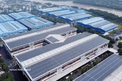 Système de panneaux solaires photovoltaïques en toiture de la société par actions Kizuna JV, dans le parc industriel de Tân Kim (commune de Cân Giuôc, province de Tây Ninh). Photo: VNA