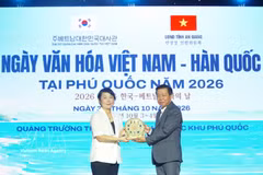 Un responsable du Service de la culture et des sports de la province d’An Giang remet un cadeau à Park Chan A, première secrétaire de l’ambassade de République de Corée au Vietnam. Photo: VNA